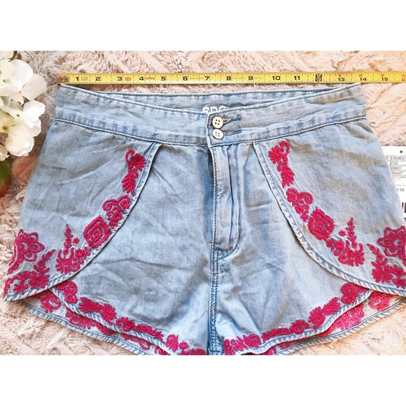 BDG High Waist Tulip Shorts - Picture 6 of 8